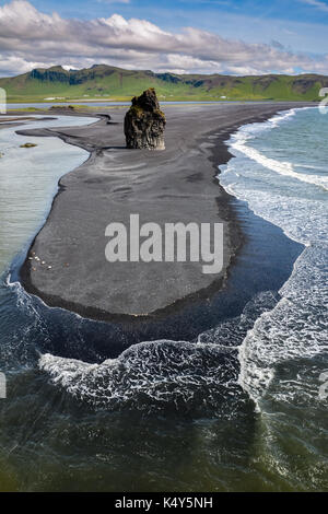 Felsen Bildung am Kap Dyrholaey mit schwarzem Sand Strand in der Nähe von Vik Stadt, Island im Sommer an einem sonnigen Tag Stockfoto