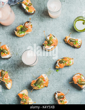 Crostini mit geräuchertem Lachs und Grapefruit Cocktails, Ansicht von oben, Flachbild-lay Stockfoto