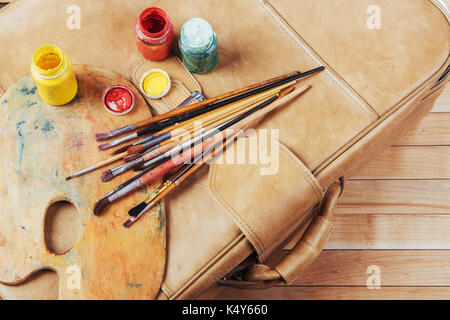Box mit Aquarellfarben, Pinsel auf Leinwand. Stockfoto