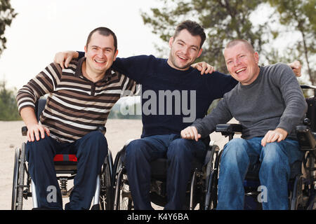 Deaktiviert happy Freunde Spaß zusammen nach draußen. Stockfoto