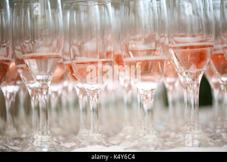 In der Nähe von rosa Champagner Gläser auf einem Tisch Stockfoto