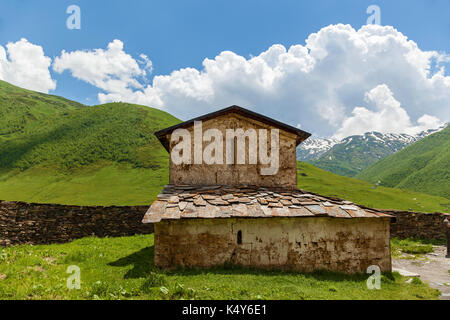 Lamaria alte Kirche im Dorf Ushguli obere Svanetien region, Georgien Stockfoto