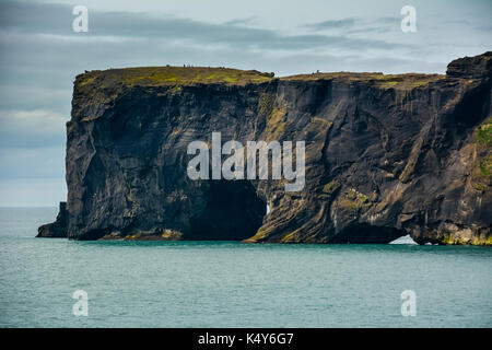 Felsen Bildung am Kap Dyrholaey mit schwarzem Sand Strand in der Nähe von Vik Stadt, Island im Sommer an einem sonnigen Tag Stockfoto