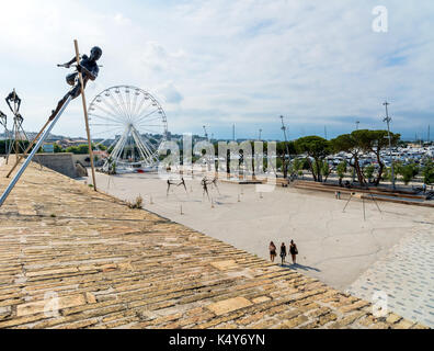 Antibes, Frankreich - Juli 01, 2016: Moderne kunst Skulpturen auf der Pre-des-pecheurs Esplanade in der Altstadt. Das Gebiet wurde im Jahr 2014 renoviert und ist Population Stockfoto