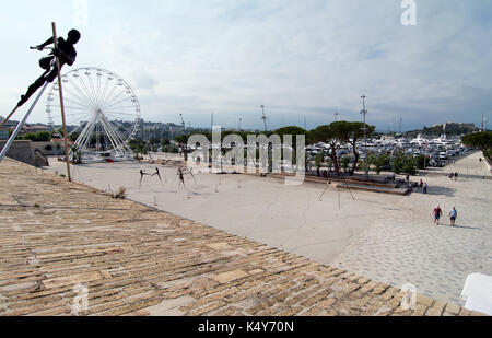 Antibes, Frankreich - Juli 01, 2016: Moderne kunst Skulpturen auf der Pre-des-pecheurs Esplanade in der Altstadt. Das Gebiet wurde im Jahr 2014 renoviert und ist Population Stockfoto