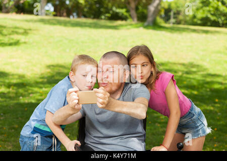 Behinderten Vater tun selfie mit Kindern. Stockfoto