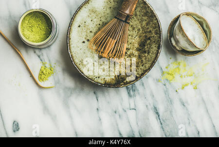 Japanische Werkzeuge und Schalen für die Zubereitung von Matcha grüner Tee Stockfoto