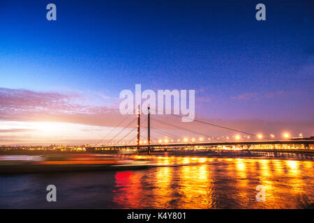 Blauer Himmel über Nacht Stadt Stockfoto