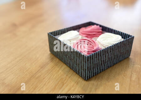 Zephyr oder eibisch Dessert in Geschenkbox Stockfoto