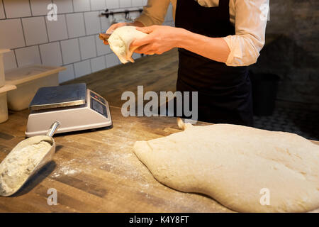Baker portionierung Teig mit Sitzbank kutters Bäckerei Stockfoto