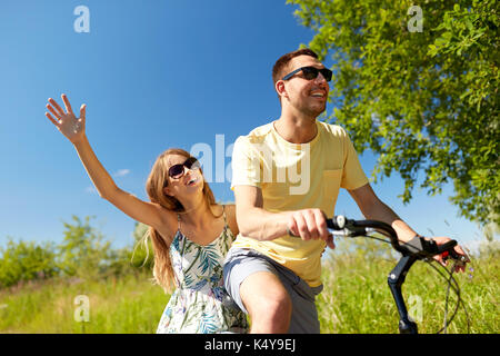 Glückliches Paar Fahrrad zusammen reiten im Sommer Stockfoto