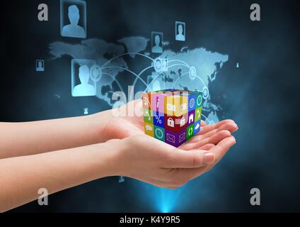 Digital composite der Hände mit anwendungssymbole Cube. Technologischer Hintergrund Stockfoto