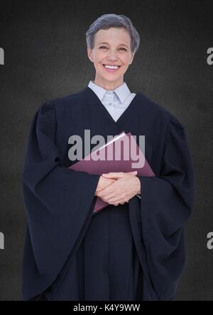 Digital composite weiblicher Richter mit Buch gegen graue Wand Stockfoto