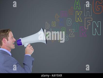 Digital composite des Menschen sprechen durch die Megafon mit Farbe Buchstaben aus, Stockfoto