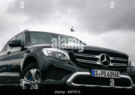 Minsk, Weißrussland - 26. August 2017: Vorderansicht des Mercedes-Benz GLC 350 e Plug-In Hybrid gegen die Hubschrauber am Himmel. Stockfoto