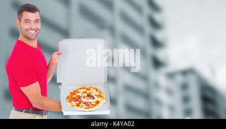 Digital composite der Lieferung Mann mit Pizza gegen blurry Gebäude Stockfoto