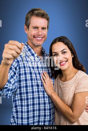 Digital composite von Paar Gedrückthalten der Taste vor Vignette Stockfoto