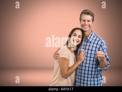 Digital composite von Paar Gedrückthalten der Taste vor Vignette Stockfoto