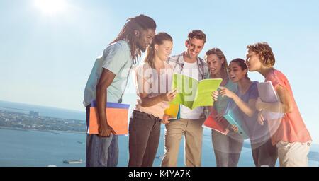 Digital composite Studenten gegen blurry schräge Küste Stockfoto