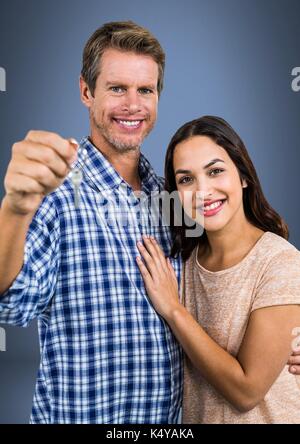 Digital composite von Paar Gedrückthalten der Taste vor Vignette Stockfoto