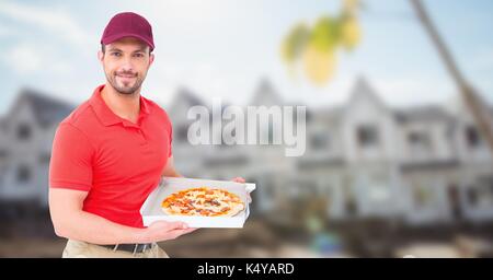 Digital composite der Lieferung Mann mit Pizza gegen blurry Wohnsiedlung Stockfoto