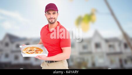 Digital composite der Lieferung Mann mit Pizza gegen blurry Wohnsiedlung Stockfoto