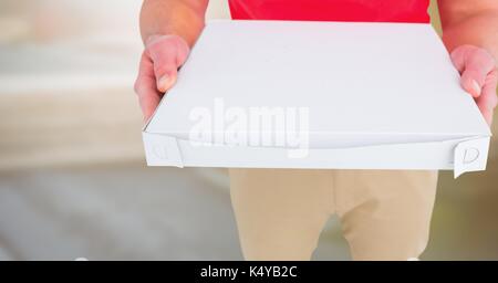 Digital composite der Delivery Man untere Körper mit Pizza gegen verschwommenen Hintergrund Stockfoto