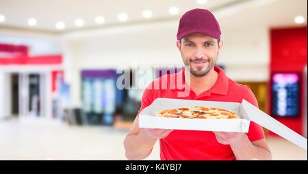 Digital composite der Lieferung Mann mit Pizza gegen blurry Einkaufszentrum Stockfoto
