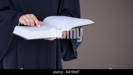 Digital composite des Richters mittleren Abschnitt mit offenem Buch gegen braunen Hintergrund Stockfoto