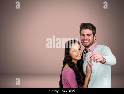 Digital composite von Paar Gedrückthalten der Taste vor Vignette Stockfoto