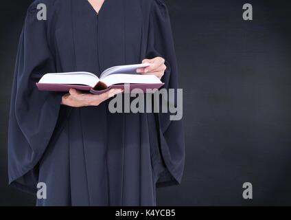 Digital composite weiblicher Richter mittleren Abschnitt mit offenem Buch gegen Marine Schwarzes Brett Stockfoto