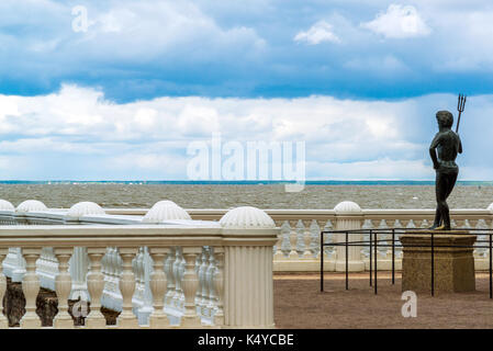 Peterhof, Russland - Juni 03. 2017. Die Skulptur von Neptun am Ufer des Golfs von Finnland Stockfoto