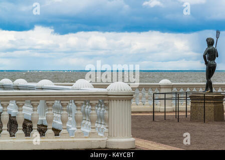 Peterhof, Russland - Juni 03. 2017. Die Skulptur von Neptun am Ufer des Golfs von Finnland Stockfoto