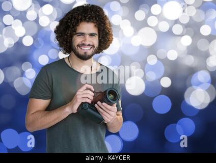 Digital composite der Fotograf mit der Kamera auf die Hände. Blau und Weiß bokeh Hintergrund Stockfoto