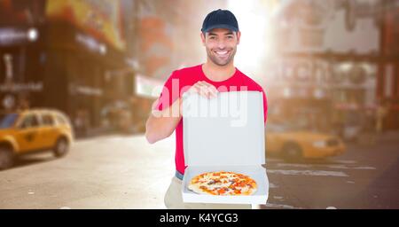 Digital composite der Lieferung Mann mit Pizza gegen blurry Straße mit Flares Stockfoto