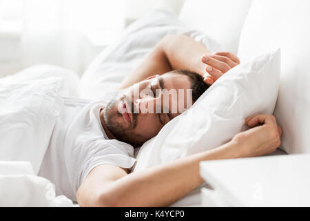 Mann schlafen im Bett zu Hause Stockfoto