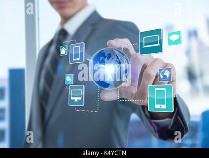 Digital composite der Geschäftsmann mit Hand der Erde mit Anwendungssymbolen. Business verschwommenen Hintergrund Stockfoto