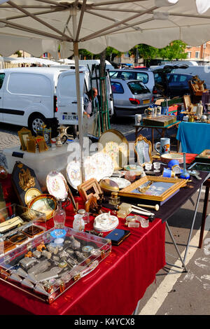 Antike Verkaufsstände in den Marché aux Puces, dem Flohmarkt, an der Porte de Vanves in Paris Stockfoto