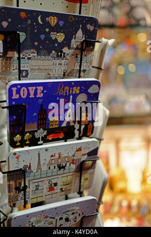 Postkarten zum Verkauf in einem Souvenirshop für Touristen, in der Nacht in der Place du Tertre, Montmartre, Paris Stockfoto