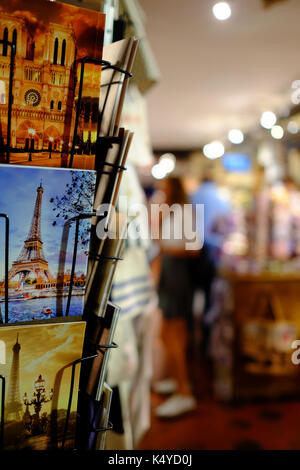 Postkarten zum Verkauf in einem Souvenirshop für Touristen, in der Nacht in der Place du Tertre, Montmartre, Paris Stockfoto