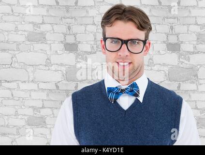 Digital composite von Nerd Mann in blaue Weste gegen weiße Wand Stockfoto