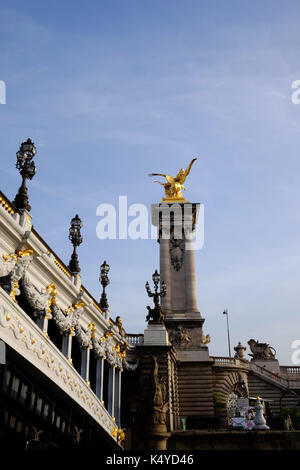 Die reich verzierten Pont Alexandre III Brücke über die Seine in Paris. Stockfoto