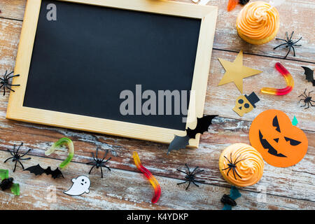 Leere Schiefertafel und halloween party Dekorationen Stockfoto