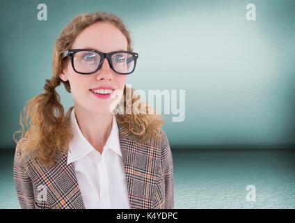 Digital composite der Nahaufnahme von Nerd Frau in Grün Zimmer Stockfoto
