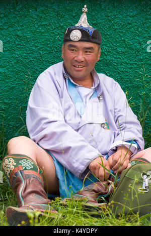 Ulaanbaatar, Mongolei - Juni 11, 2007: Heavyweight Wrestler lächelnd und Sitzen im Gras liegt vor seinem Match am Naadam Festival wrestling Event Stockfoto