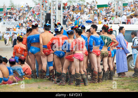 Ulaanbaatar, Mongolei - 11. Juni 2007: Gruppe von jungen Teenager Ringkämpfer gemeinsam in der traditionellen Kleidung, den Wettbewerb auf dem Boden Stockfoto