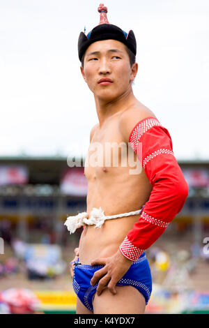 Ulaanbaatar, Mongolei - 11. Juni 2007: Profil der traditionell gekleideten Wrestler auf der Feldebene im National Stadion am Naadam Festi Stockfoto