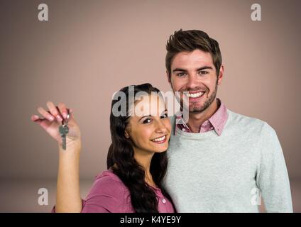 Digital composite von Paar Gedrückthalten der Taste vor Vignette Stockfoto