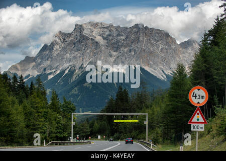 Die Zugspitze mit 2962 m über dem Meeresspiegel und ist der höchste Gipfel des Wettersteingebirges sowie der höchste Berg in Deutschland. Stockfoto