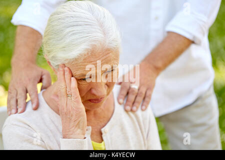 Nahaufnahme der älteren Frau leidet unter Kopfschmerzen. Stockfoto